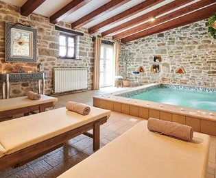 Istria, Gračišće, villa rustica in pietra con piscina interna ed esterna, sauna e parcheggio