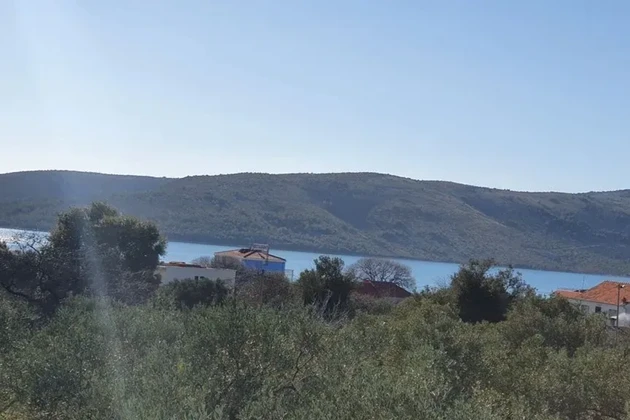 Seget Vranjica, építési telek 1630 m2, tengerre néző kilátás