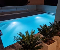 Propriété avec grand terrain, court de tennis, piscine, à 45 m de la mer
