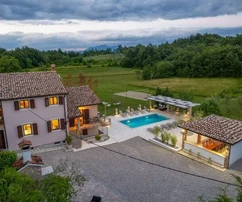 Bezauberndes Trio von Häusern in Zentralistrien mit Weitläufigem Grundstück