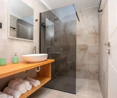 Luxusní vila na prodej v Dugém Ratu s výhledem na moře v Chorvatsku