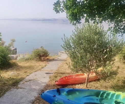 Casa junto al mar con apartamentos en venta en Karlobag, Croacia