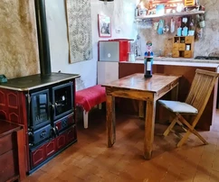 ANTIGUA CASA DE PIEDRA CON AMPLIO JARDÍN, EN UNA ZONA TRANQUILA RODEADA DE BOSQUE.