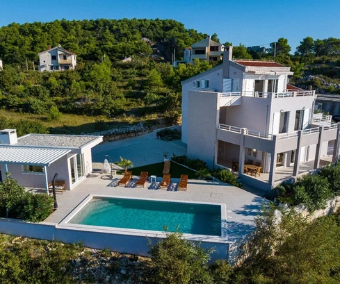 Tengerre néző villa eladó Novigradban Horvátországban