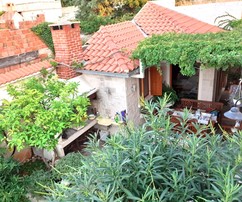 Šarmantný byt na Brači s dvorom a letnou kuchyňou