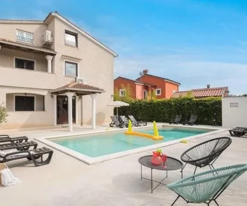 <p>Moderní vila s bazénem a výhledem na moře v Poreči, Istrie</p>