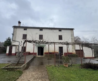 Istria, Kanfanar, autentica casa istriana di 200 m² con grande potenziale e ampio giardino