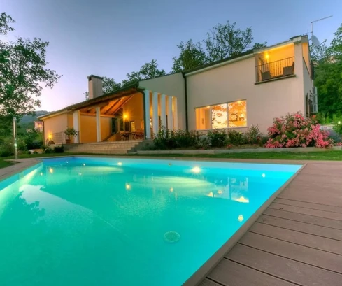 Entdecken Sie Ruhe in Buzet, Istrien: Exquisite Villa mit Pool inmitten der Natur