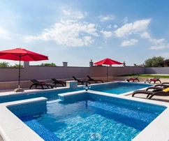 Casa indipendente con piscina in vendita a Valdebek, Pola in Croazia