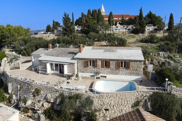 Villa en pierre avec piscine à vendre à Primošten en Croatie