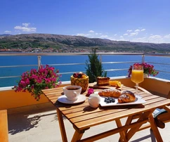 Maison en bord de mer avec restaurant sur l'île de Pag