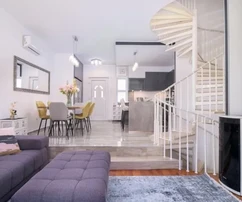 Čiovo, Okrug.G., appartement en duplex avec deux chambres, garage de 20 m2 et grenier.