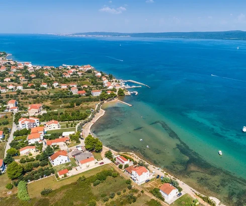 Pohodlné apartmány pri pláži v tichom ostrovnom prostredí