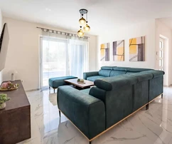 ATTRACTIVE VILLA WITH HEATED SWIMMING POOL AND GARDEN, IN A QUIET LOCATION!