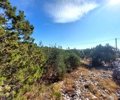 Terreno spazioso in vendita vicino a Trogir - Ideale per lo sviluppo