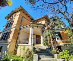 ESCLUSIVA VILLA AUTOCTONA AUSTRO-UNGARICA, IN POSIZIONE ATTRAENTE, A 50 M DAL MARE!
