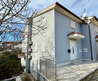 APARTAMENTO AMUEBLADO CON JARDÍN, EN UNA ZONA TRANQUILA!