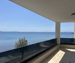 Ático en venta—obra nueva, ubicación frente a la playa en Croacia