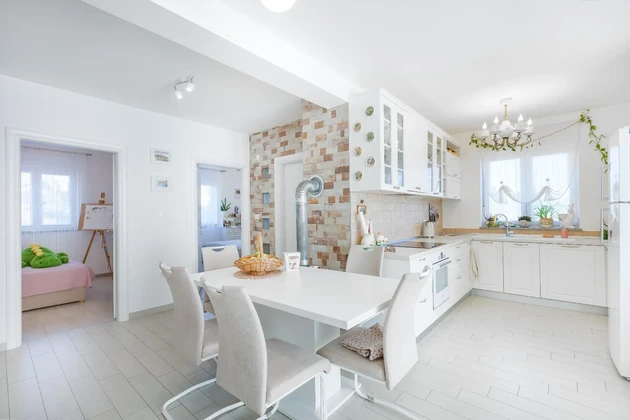 Pula, appartement moderne de trois pièces avec appartement supplémentaire, jardin et terrasse, 136 m²