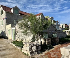 Prvic Luka, teilweise renoviertes Steinhaus, erste Reihe zum Meer, 298 m²