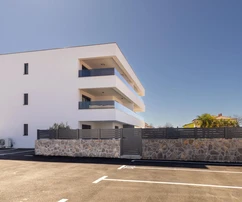 Lussuoso appartamento con tre camere da letto in vendita nel nuovo sviluppo di Malinska in Croazia