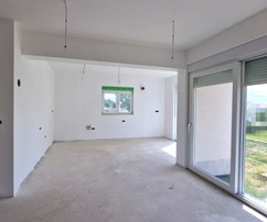 Nowoczesna willa z przestronnym tarasem w Kaštel Lukšiću na sprzedaż