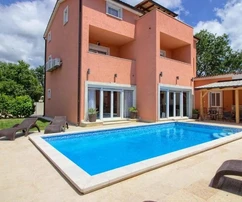 Medulin – Tágas családi rezidencia medencével