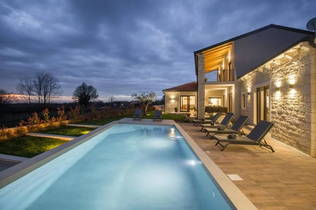 Tinjanban modern villa medencével eladó Horvátországban
