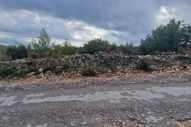 Trogir, Plano, terreno agrícola de 3296 m2, vista al mar, carretera