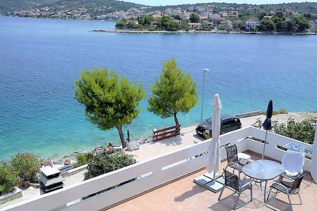 Apartmánový dom pri mori v Rogoznici s parkovaním