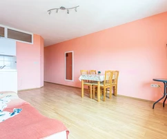 Apartmánový dům na prodej s výhledem na moře v Omiši v Chorvatsku