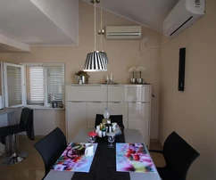Luminoso apartamento de 3 habitaciones cerca de la playa en Vir - ¡Tu sueño adriático!