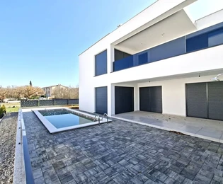 DOPPELHAUSHÄLFTE MIT POOL UND MEERBLICK, 1000 M VOM STRAND ENTFERNT!