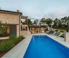 Istrie, oblast Poreč, fantastický dům s prostornou zahradou na prodej