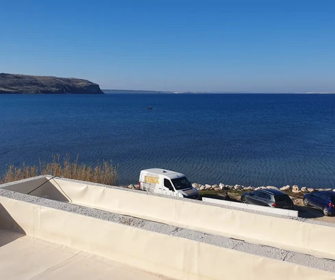 Apartment on the first floor with a roof terrace and pool, first row to the sea