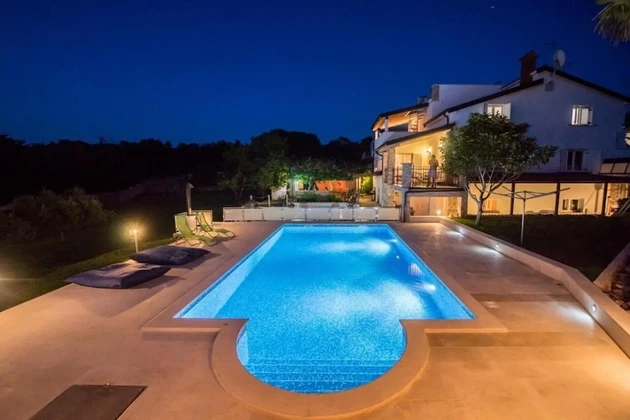 Großzügiges Einfamilienhaus mit Pool und mehreren Wohnungen zu verkaufen in Kroatien