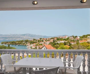 Dom na sprzedaż na wyspie Brač w miejscowości Splitska z widokiem na morze w Chorwacji