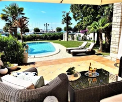Bellissima villa con piscina in un bellissimo giardino, in prima fila sul mare, Umag, ISTRIA