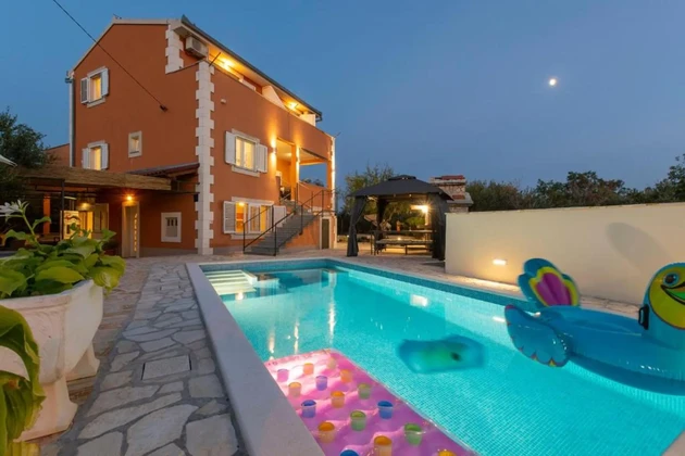 Apartmenthaus mit Pool in Rogoznica zu verkaufen in Kroatien