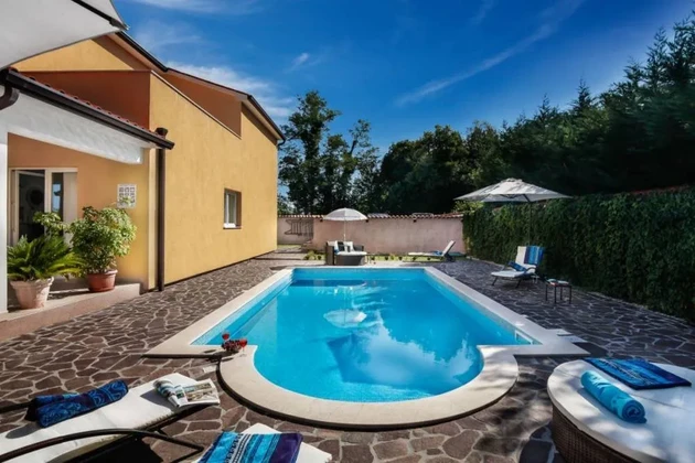 Elbűvölő ház medencével, Isztria, Labin
