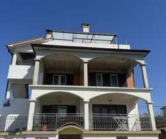 Isztria, Rovinjsko Selo, 2 lakás durva állapotban, befejezetlen kert 591 m²