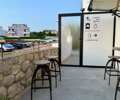 Dalmatien - Zadar - Apartmenthaus in erster Reihe zum Meer mit Parkplatz und Bar