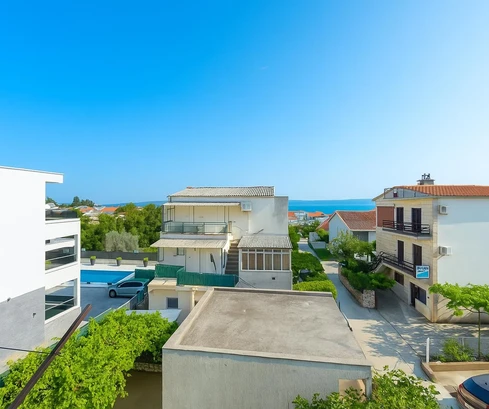 Kaštel Stari, trzypokojowe mieszkanie o powierzchni 81,88 m² oraz lokal użytkowy o powierzchni 32,65 m²