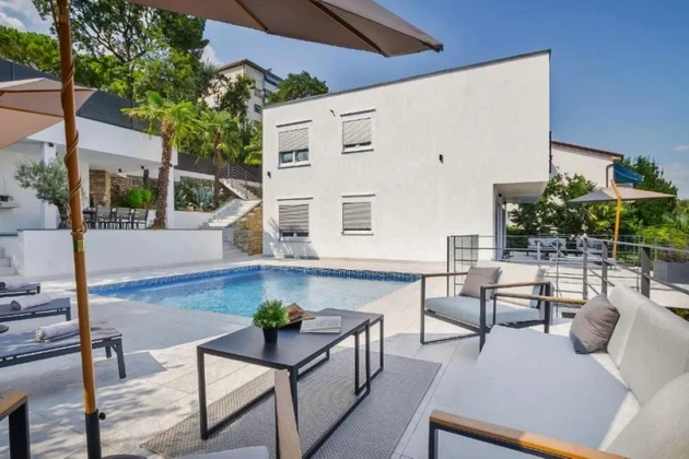 LUXUSNÍ VILA S BAZÉNEM A VÝHLEDEM NA MOŘE, NA KLIDNÉM MÍSTĚ!