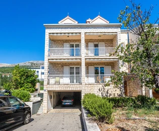 Dom z trzema mieszkaniami na sprzedaż w Podstranie w Chorwacji