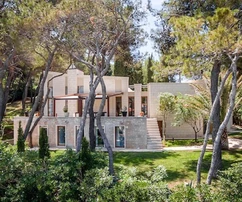 Luxusní vila k prodeji pouhých 35 metrů od moře na ostrově Brač v Chorvatsku