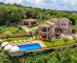 Eladó isztriai kővilla medencével Tinjanban Horvátországban