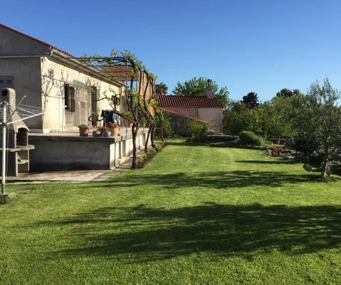 Haus zum Verkauf auf Krk mit großem Hof und viel Potenzial in Kroatien