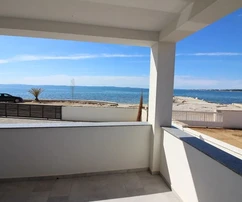 Lato sud, prima fila sul mare, piano terra
