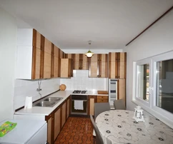 Vodice – önálló ház 2 apartmannal és garázzsal